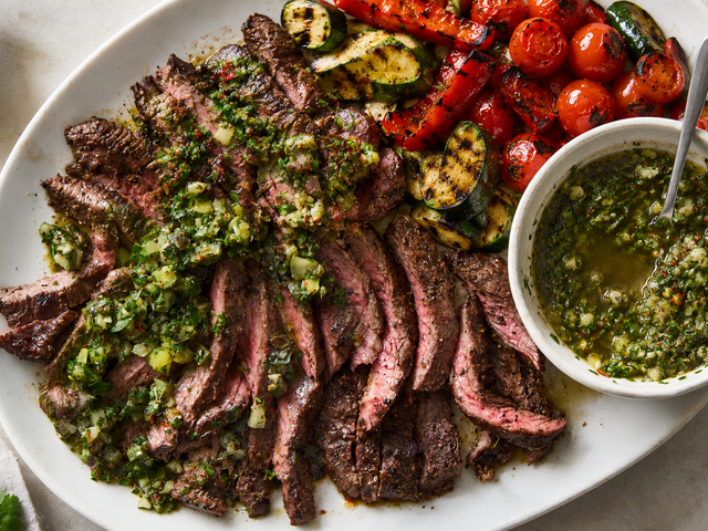 Skirt Steak met chimichurri en gegrilde groenten
